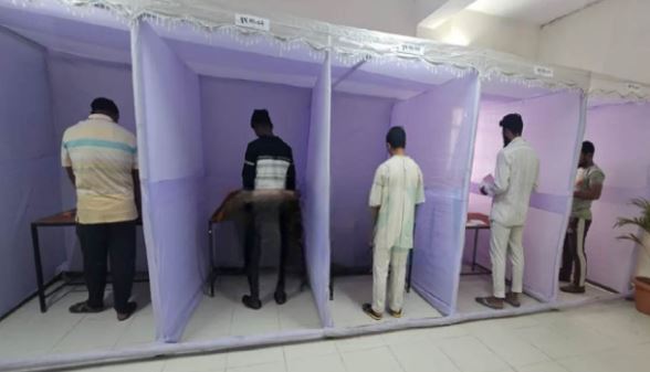বগুড়া জেলা কারাগারে পোস্টাল ব্যালটে ভোট দিলেন ৭০ জন